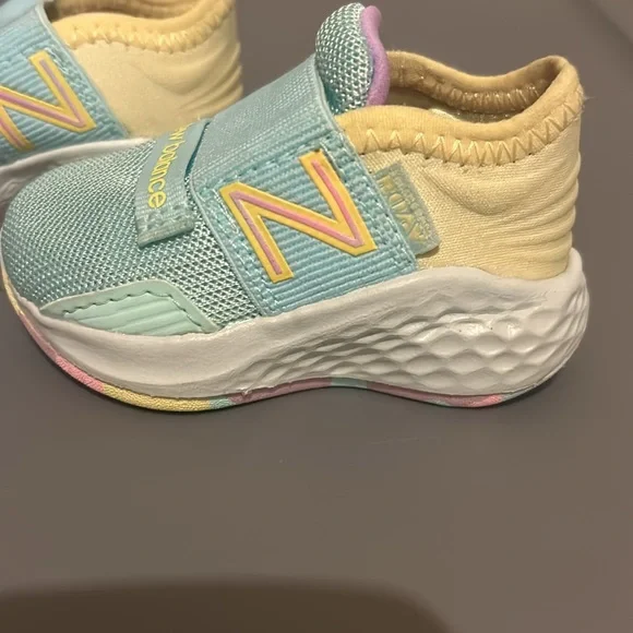 Baby girl New Balance sneakers size 2 - Picture 2 of 4